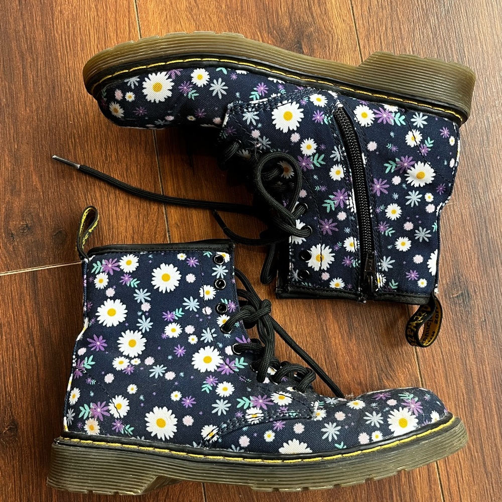 Dr. Martens Floral, Navy Blue Boots. Girls Size: US 3 or UK 2